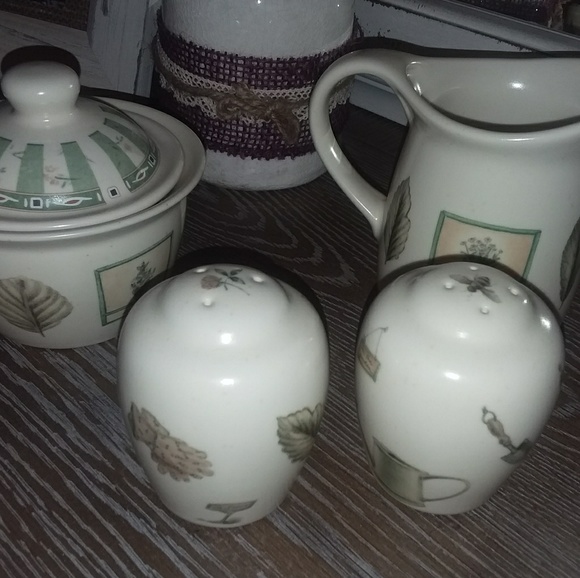 NWOT Pfaltzgraff naturewood kitchen set.